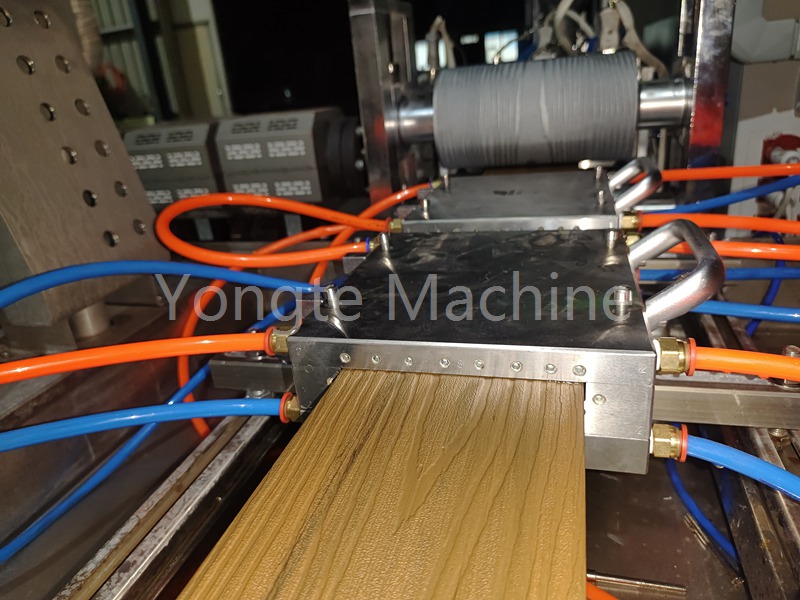 Yongte adota tecnologia avançada de servo motor na fabricação de extrusoras de madeira e plástico