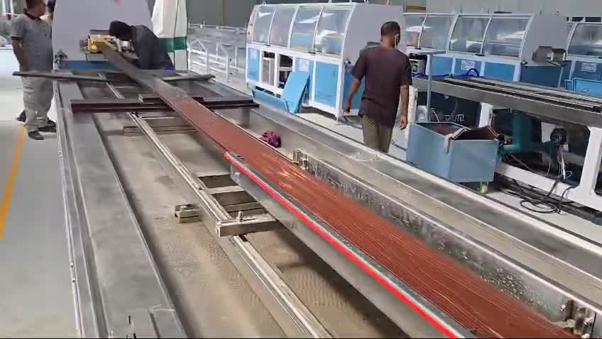 Nosso equipamento Yongte WPC foi instalado com sucesso e depurado na fábrica do cliente indiano