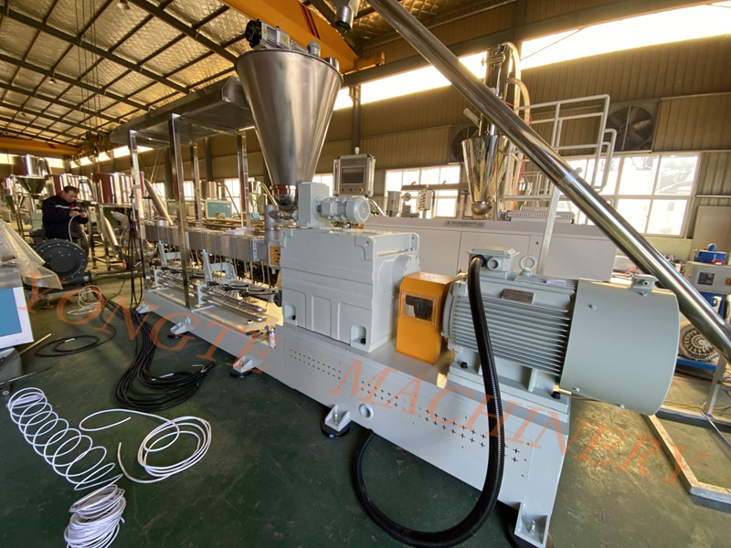 A Yongte Plastic Machinery está totalmente envolvida em produção para atender às diversas necessidades de clientes estrangeiros.