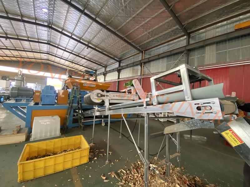 O triturador de madeira de Máquinas de Máquinas de Plástico de Qingdao Yongte foi testado com sucesso
