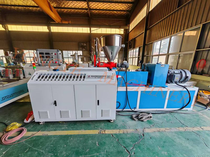 O equipamento de automação de máquinas de plástico Yongte é popular na Europa