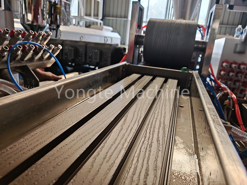 Máquina de extrusão do painel de parede do Yongte WPC testada com sucesso