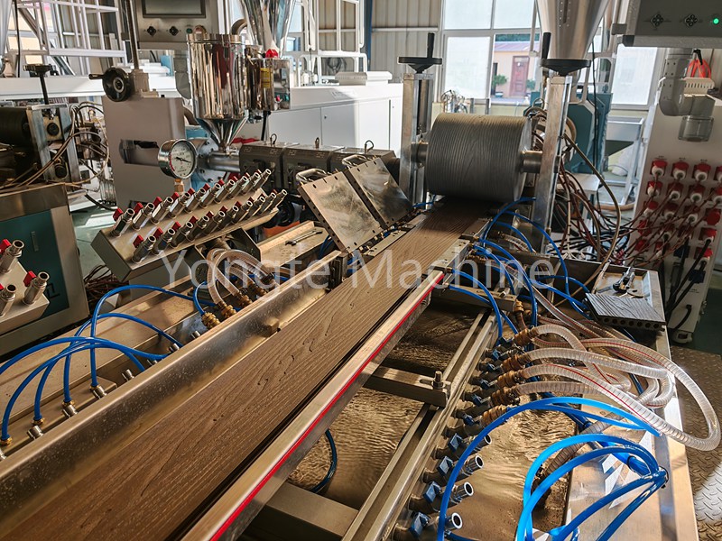 Máquina de decks de Yongte WPC entregue ao Canadá