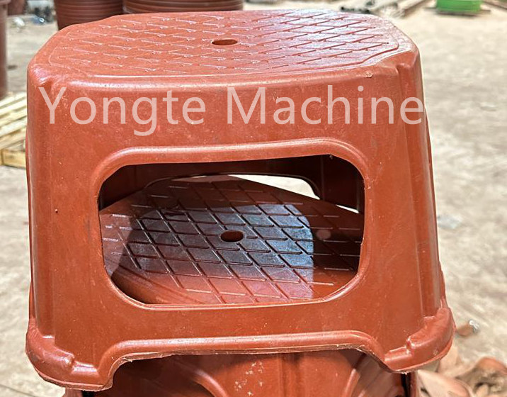 A máquina de extrusão plástica e moldagem de Yongte é instalada na fábrica do cliente da África para reciclar desperdícios de filme plástico em baldes de plástico, bacias plásticas e cadeiras de plástico.