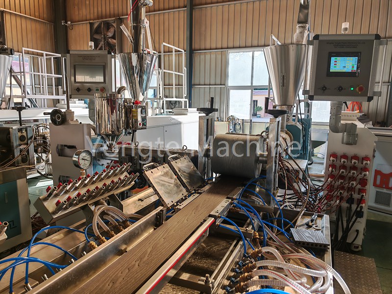Máquina de extrusão de decks de Yongte WPC testada e inspecionada com sucesso antes da entrega