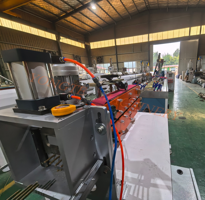 O mercado de móveis de vime ao ar livre está aquecendo, e a Yongte Plastic Machinery lançou uma linha de produção de tubos de imitação de imitação de madeira PE.