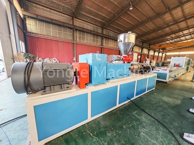 A máquina de perfil de PVC Yongte é usada para produzir calhas de plantio de morango