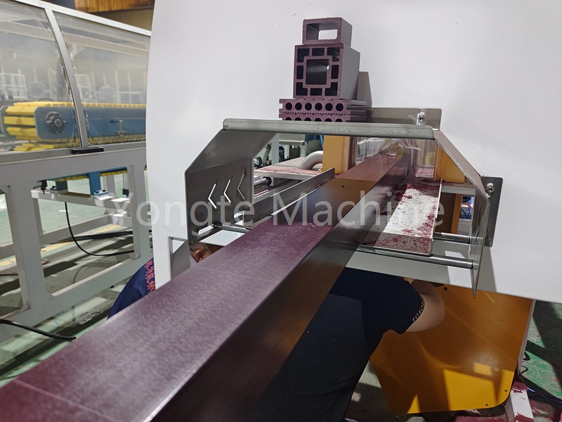 Os resíduos plásticos em África são difíceis de eliminar, mas a linha de produção de colunas de madeira-plástica da Yongte oferece um avanço.