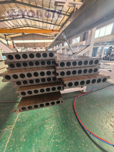 Yongte Plastic Machinery conclui atualização de sua linha de produção on-line de pisos de madeira e plástico em relevo 3D, enfatizando suas vantagens como alternativa à madeira maciça