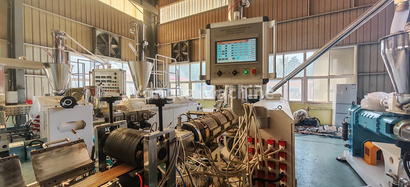 Máquina de perfil WPC testada para cliente da África do Sul