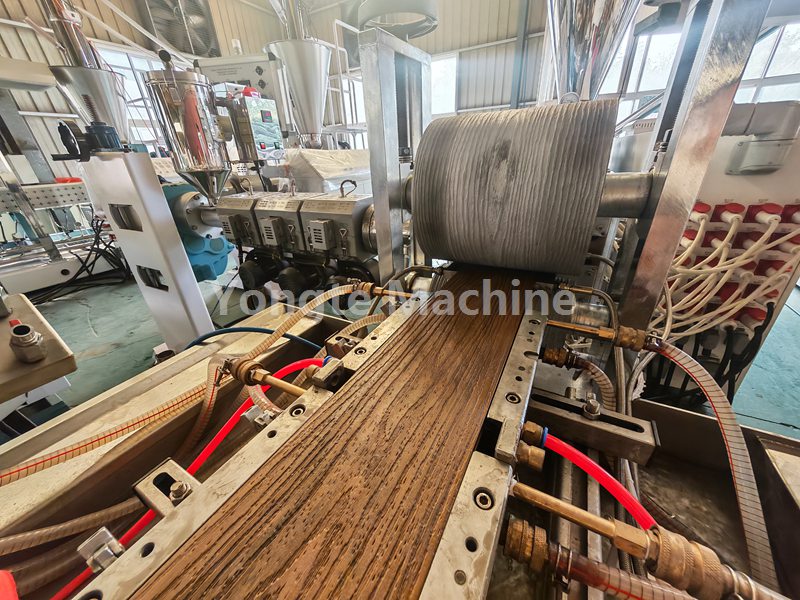 A linha de coextrusão de decks Yongte WPC com equipamento de gravação 3D on-line é testada com sucesso