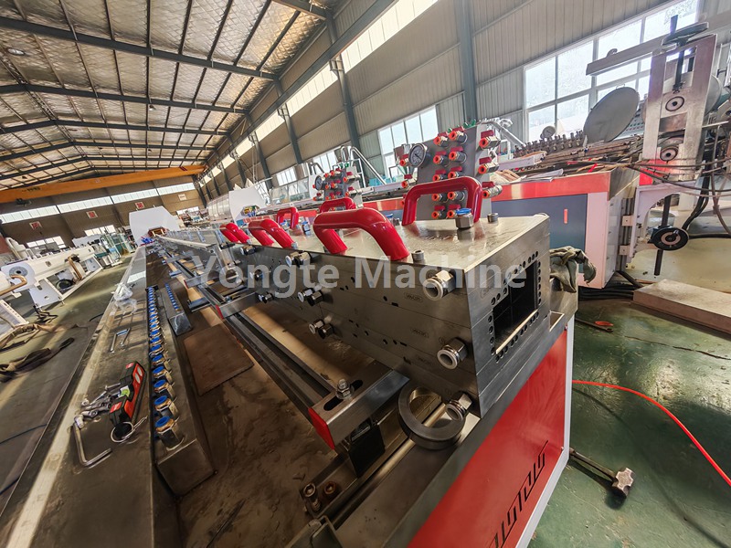 Linha de extrusão de moldura de porta WPC para produção de acabamento de cliente indiano