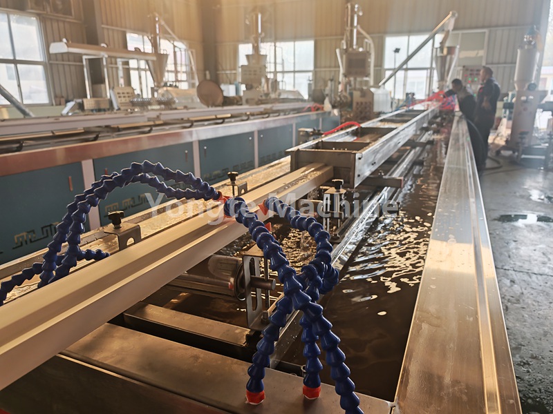 Máquina de batente de porta WPC de núcleo sólido Yongte: teste bem-sucedido para cliente indiano