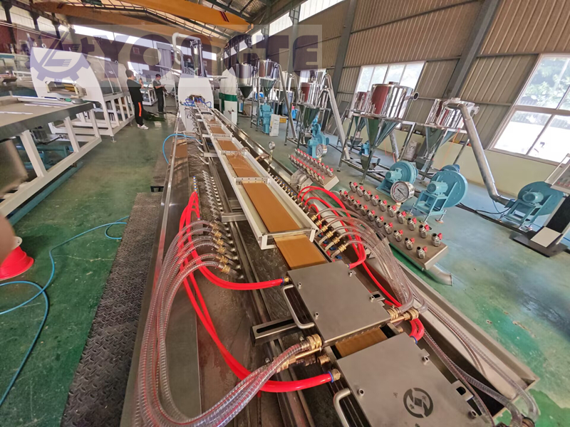 Yongte Plastics Machinery: Fazendo pisos internos de automóveis de composto de madeira-plástico (WPC) 