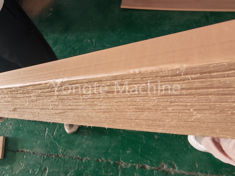 Como fazer uma textura áspera semelhante à madeira na superfície dos produtos WPC?