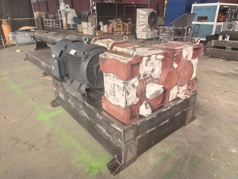 Montagem de extrusoras de rosca dupla paralelas de alta eficiência para reciclagem de resíduos de filmes plásticos