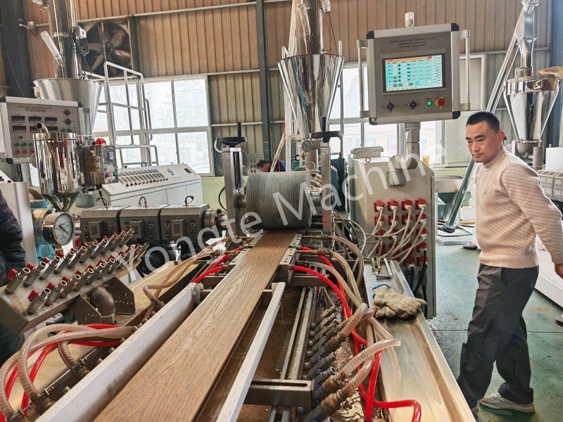 Operação estável da nossa máquina de deck WPC