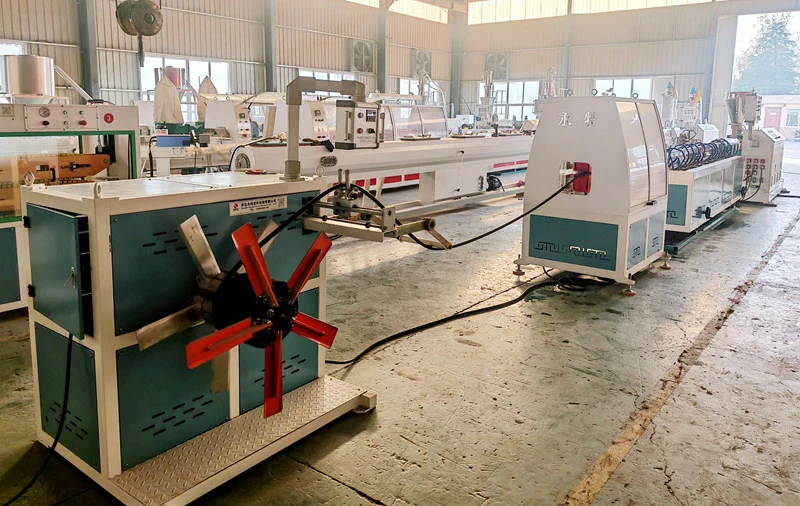 Máquina para fabricar tubos de borracha permeável