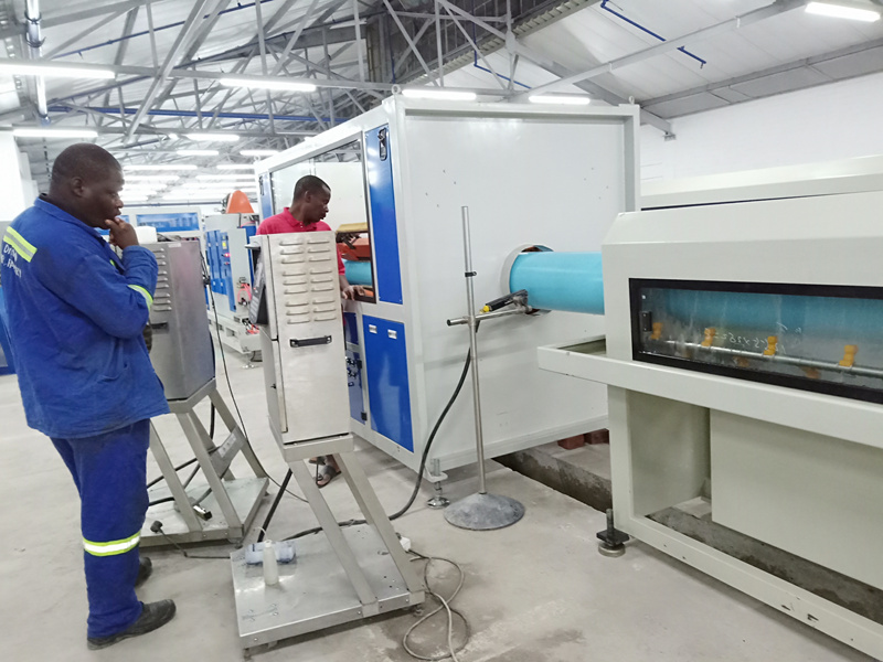 Máquina para fabricar tubos de PVC instalada na África