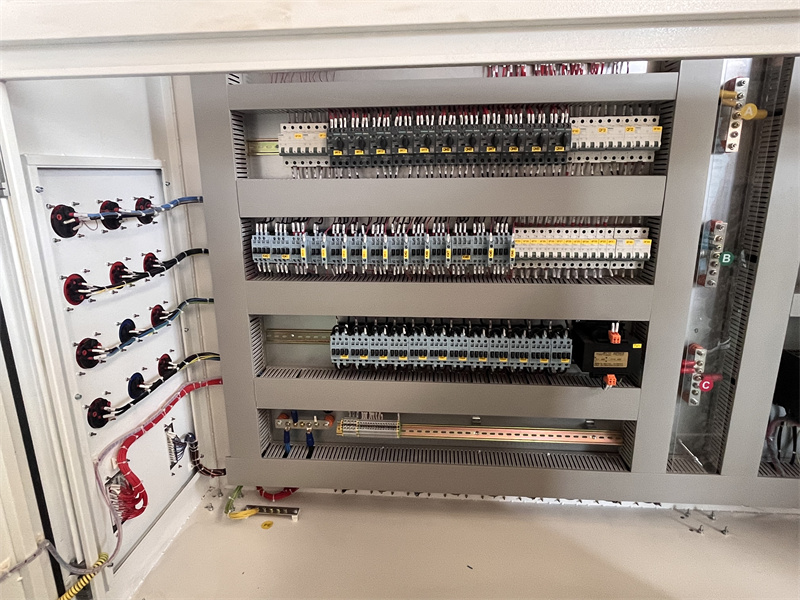 Analise os elementos-chave do sistema de controle elétrico de equipamentos para pisos plásticos de madeira