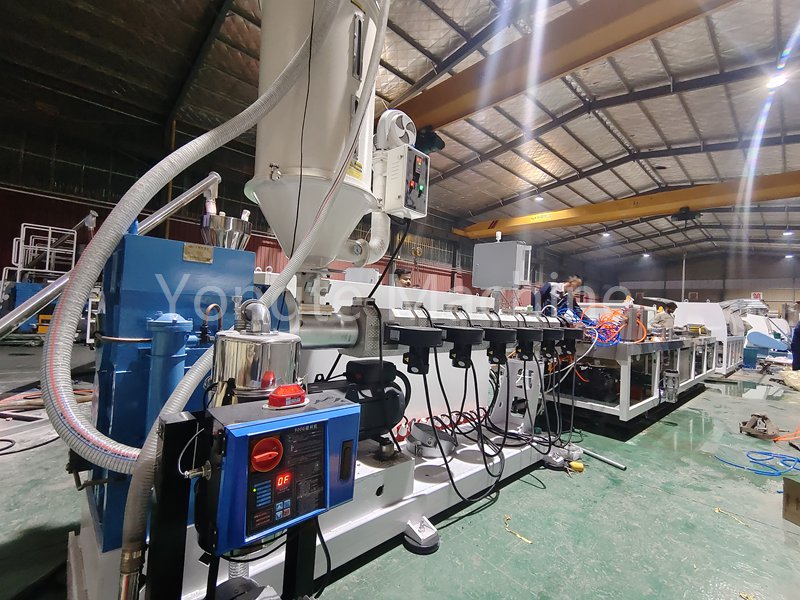 Máquina de extrusão de madeira de madeira plástica instalada com sucesso no site de clientes indianos