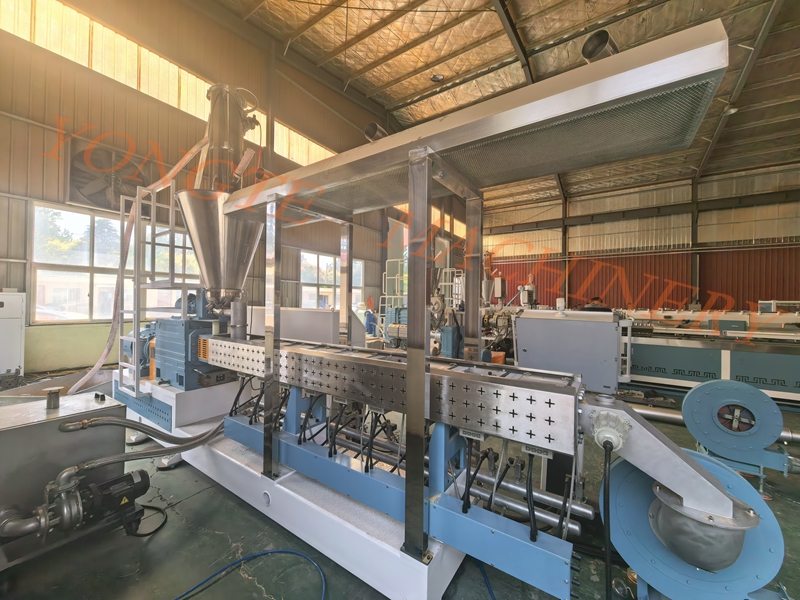 Qingdao Yongte Máquinas de Máquinas de Máquinas de Plástico de Plástico da Operação de Trial concluída com êxito com êxito