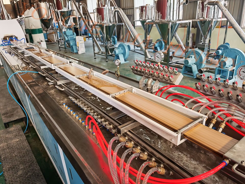 A linha de produção de piso de plástico de maquinaria de Máquinas de Máquinas de Plástico de Qingdao Yongte concluiu com êxito a execução do teste