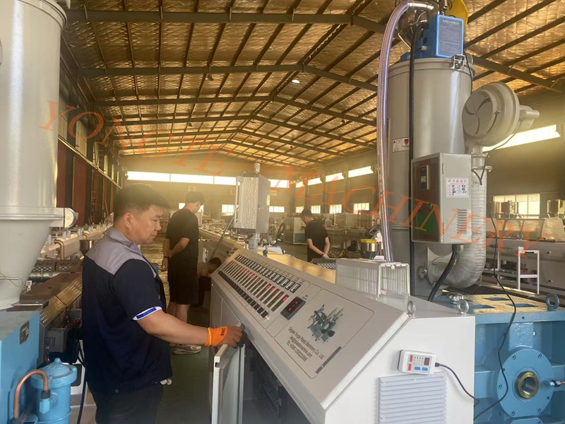 Os engenheiros de máquinas de plástico da Yongte estão depurando totalmente a linha de produção de tubos PPR para ajudar a resolver problemas de produção.