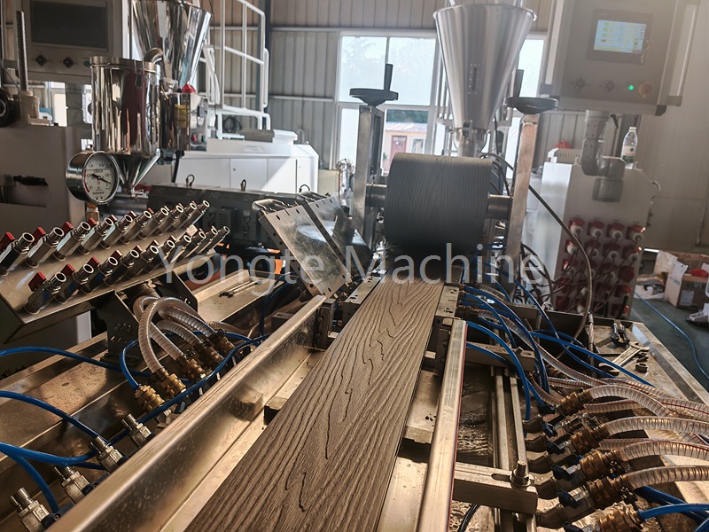 Máquina de perfil WPC para cliente do Canadá