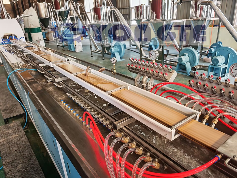 Pisos compostos de madeira e plástico para roupas recicladas: da carga ambiental ao avanço industrial em materiais de construção verdes