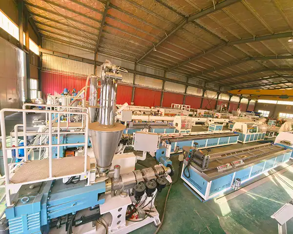 Yongte ajudou os clientes a otimizar a linha de produção de decks WPC, alcançando uma produção 40% maior