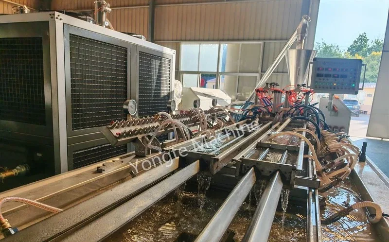A máquina extrusora de perfil de plástico de 4 cavidades passa no rigoroso teste de aceitação de operação estável contínua de 2 horas com materiais compostos reciclados