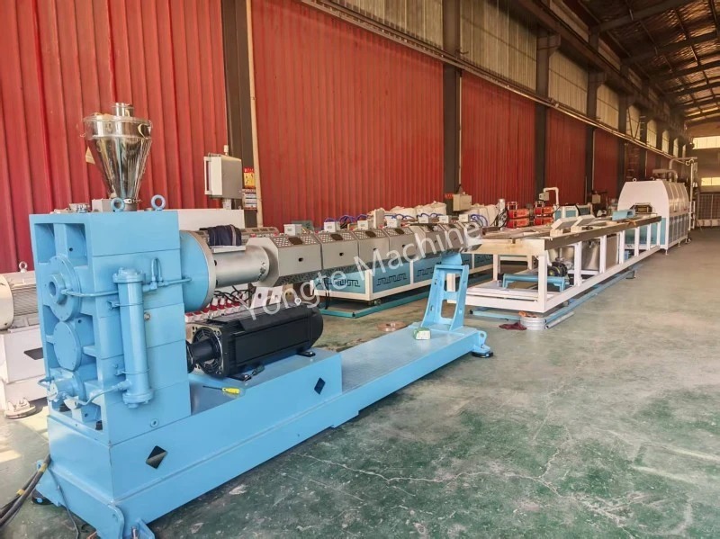 Máquina de madeira plástica para cliente na Europa