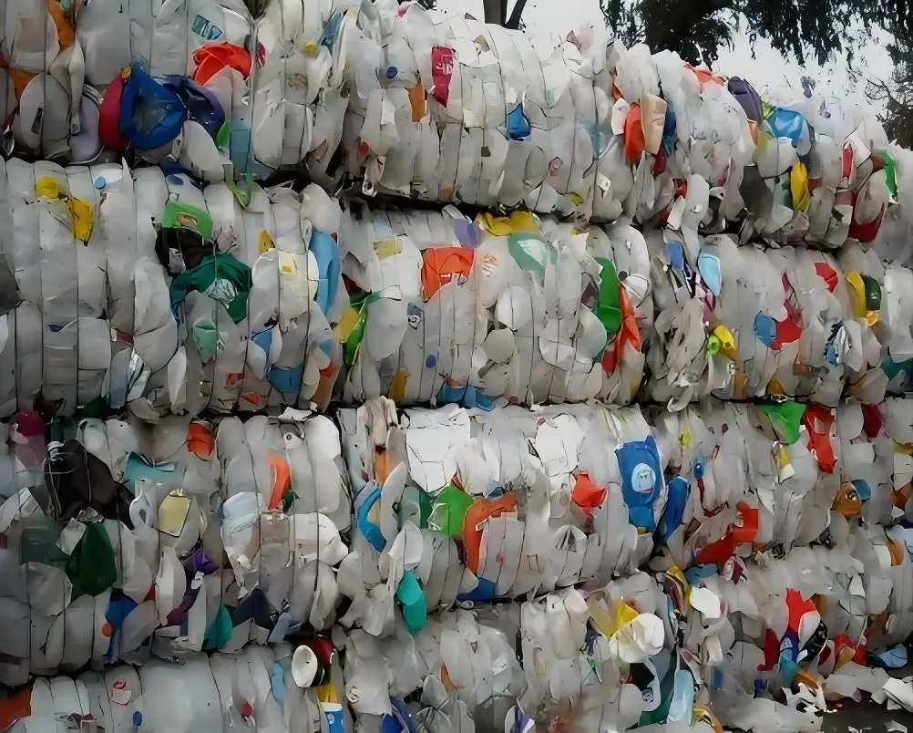 Quais resíduos de plástico podem ser usados ​​pela máquina de madeira plástica?