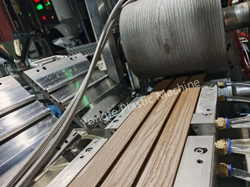 Yongte conclui com sucesso o teste de aceitação de fábrica para a máquina de fabricação de cercas WPC do cliente europeu
