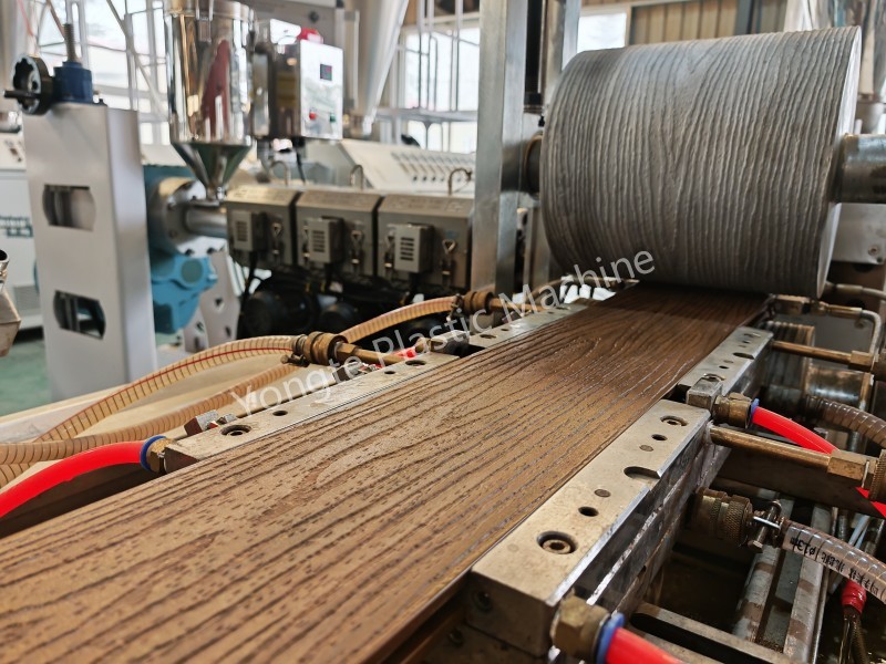 Yongte conduz produção experimental de decks WPC com sucesso com materiais de casca de coco para cliente vietnamita