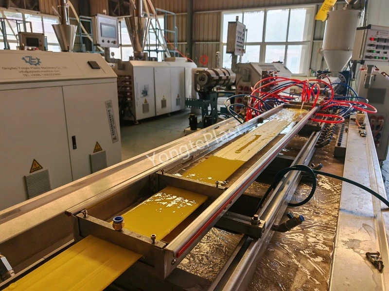 Máquina para fabricar bobinas de folha PE