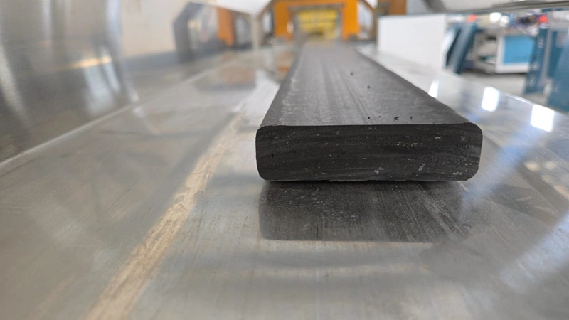 Máquina para fabricar painéis de madeira plástica