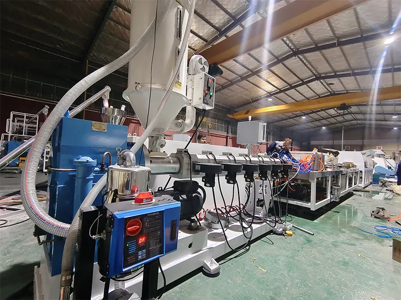 Máquina de madeira serrada de plástico Yongte para cliente indiano - Transformando resíduos de plástico em perfis alternativos de madeira duráveis